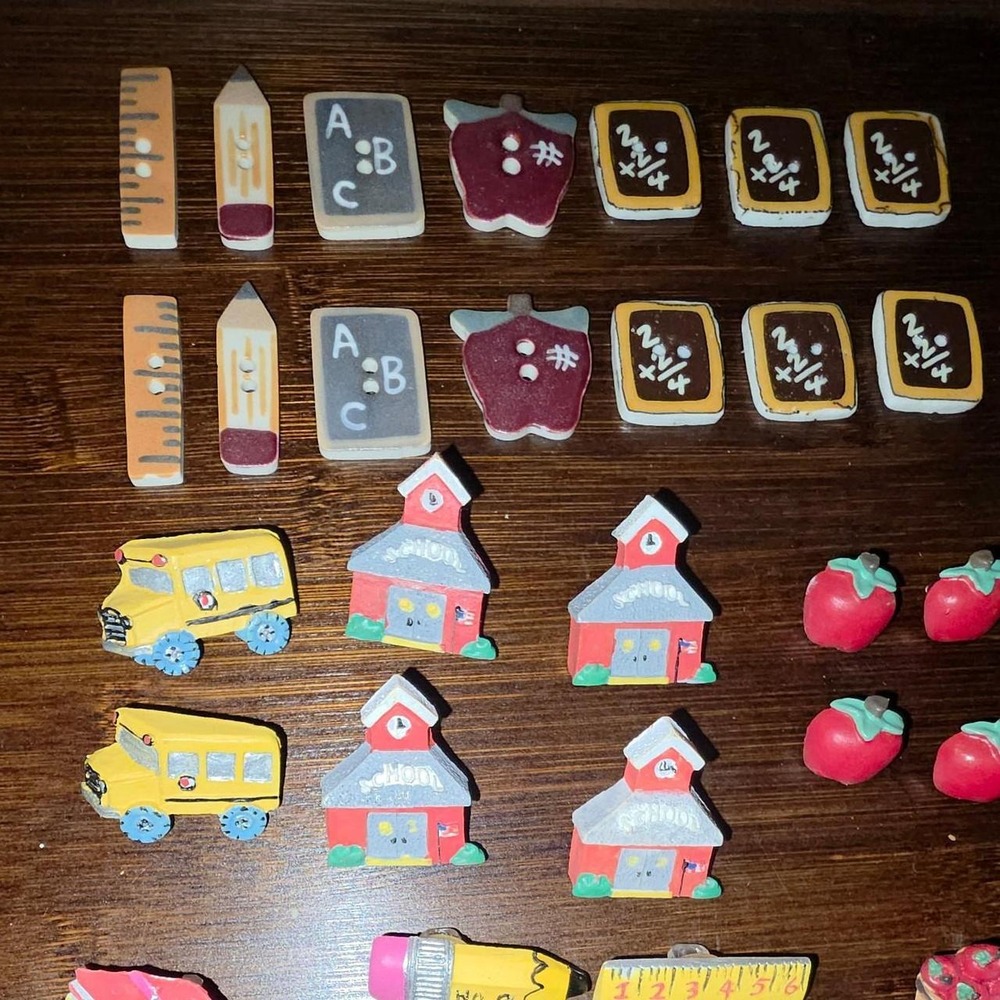 Vintage "Back To School" Teacher Original Lansing Sewing Buttons Lot Of 38 - Picture 4 of 8